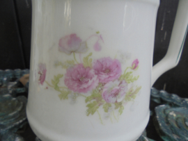 Melkkannetje met roze bloesem/bloemen en geel/roze viooltjes