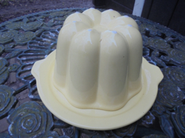 Pudding vorm Tulband licht geel met onderbord V & B Regina