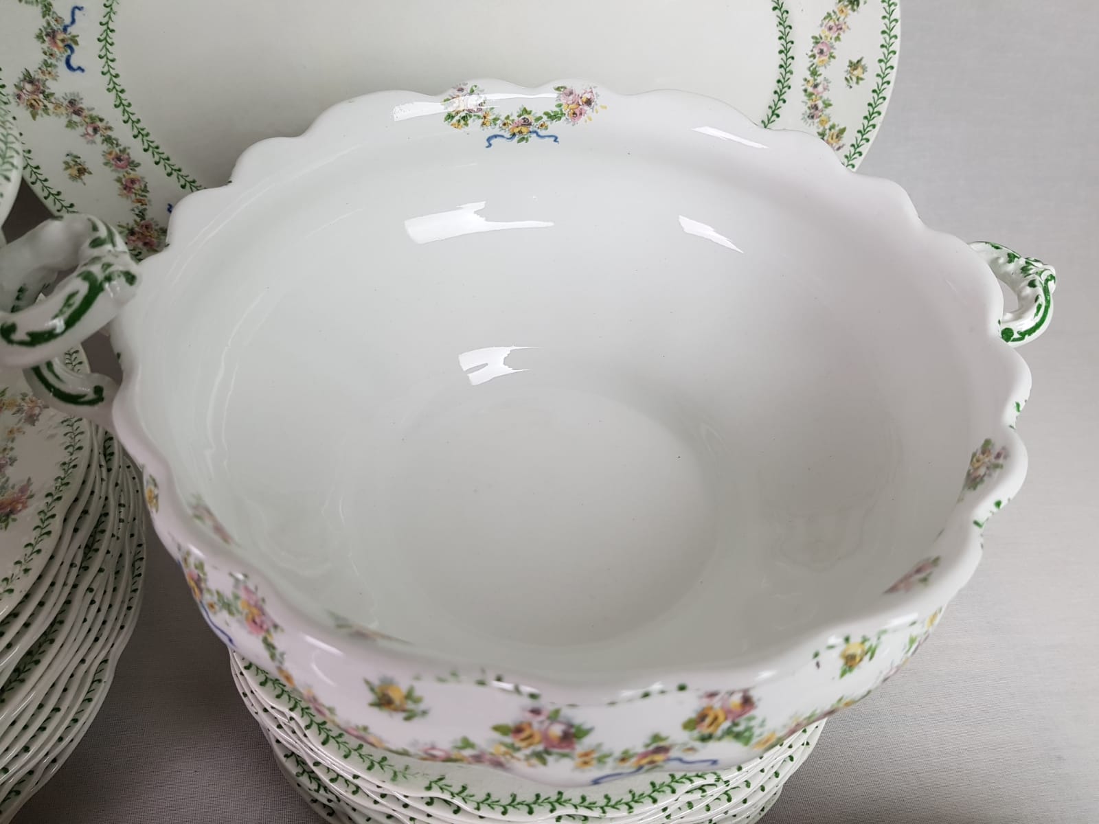 Groot Engels Dinerservies met roze en gele roosjes guirlande