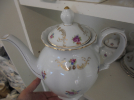 Koffieservies vol bloemboeketjes met oa. roze roosjes en goudlusters
