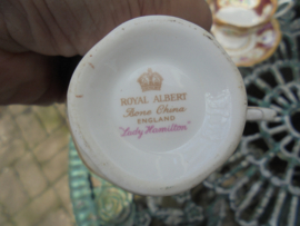 Royal Albert Dames Kop en schotel "Lady Hamilton" bloemboeketjes met oa. roze roosjes