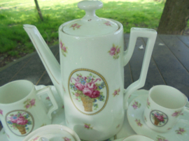 Victoria Koffie/Mokka serviesje met roze roosjes en medaillon met rozen mandjes
