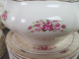 Lage bolle buik Theepot met dubbele roze roosjes P. Regout, apart model