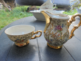 Mokka melkkannetje Bavaria met lieve bloemetjes/roze roosjes en heel veel gouddecoratie