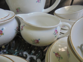 Koffieservies 9 persoons met lieve boeketjes / roze roosjes