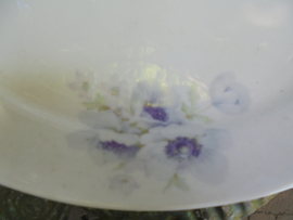 Grote ovale vleesschaal met zacht paarse bloemen / viooltjes ?