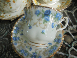 Grote kop en schotel Royal Albert Sheraton series ANGELA met blauwe roosjes