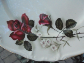Gebakstel Edelstein Marie-Theresia met grote rode roos en witte bloemetjes