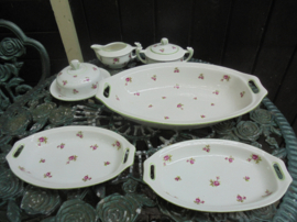 Vleeswarenschaaltje Art Deco met roze roosjes en een groen randje