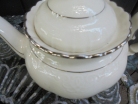 Klein formaat Theepot GEHA Rococo roomwit met zilveren bies en rand