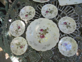 Petit four set met wilde roze roosjes en goud decoratie