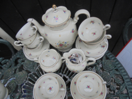 Koffieservies Mitterteich Bavaria met bloemboeketjes met oa. roze roosjes