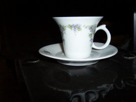 Koffie Kop en schotel met paarse mini viooltjes guirlandertje