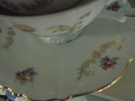 Koffieservies vol bloemboeketjes met oa. roze roosjes en goudlusters