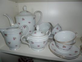 Koffieservies Rheinkrone Bavaria met roze/rode roosjes 12 persoons