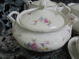 Grote terrrine MOSA met licht roze roos / bloemboeket / Soepterrine