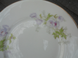 Gebaksbordje met pastel paarse bloem (Lathyrus?) C T Altwasser Silesia
