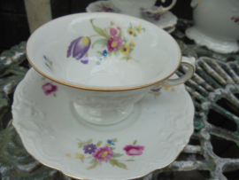 Koffieservies KPM met grote bloemboeketten met oa roze roos en tulp