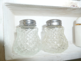 Glazen blokjes vormige peper en zout strooietjes met metalen dekseltjes