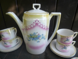 Koffieservies met blauwe vergeet-mij-nietjes en parelmoerglans