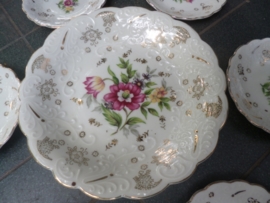 Petit foursetje met bloemen en goud decoraties