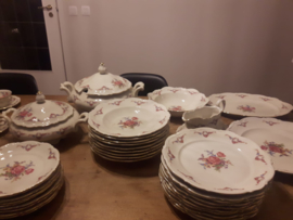 8 persoons Dinerservies Mitterteich Bavaria met grote bloemboeketten met oa. roze roos