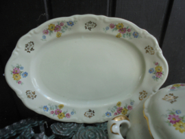 Dinerservies J. Kronester Bavaria met roze, gele en blauwe bloemetjes en een dubbel goud bloempje