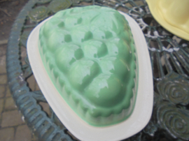 Pudding vorm met onderbord Druiventros licht groen / roomwit