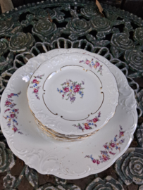 Gebakstel Wawel met roze roosjes en blauw/paarse bloemetjes