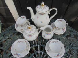 Mokka Koffiepotje Winterling Windsor met roze en gele roosjes guirlandertjes
