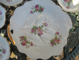 Petit fourset met roze roosjes, Presenteerschaal met 9 bordjes