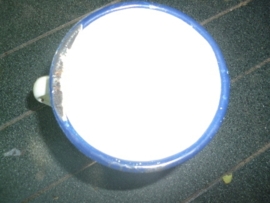 Emaille witte melkkroes met blauwe bies