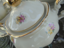 Theeservies J. Kronester Bavaria met roze, gele en blauwe bloemetjes (zonder gouden bloemetjes)
