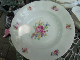 Diep bord Jarolina / Karolina met groot bloemboeket / roze pioen roos