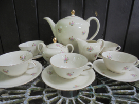 Koffieservies Bavaria met kleine bloemboeketjes met oa roze roosjes