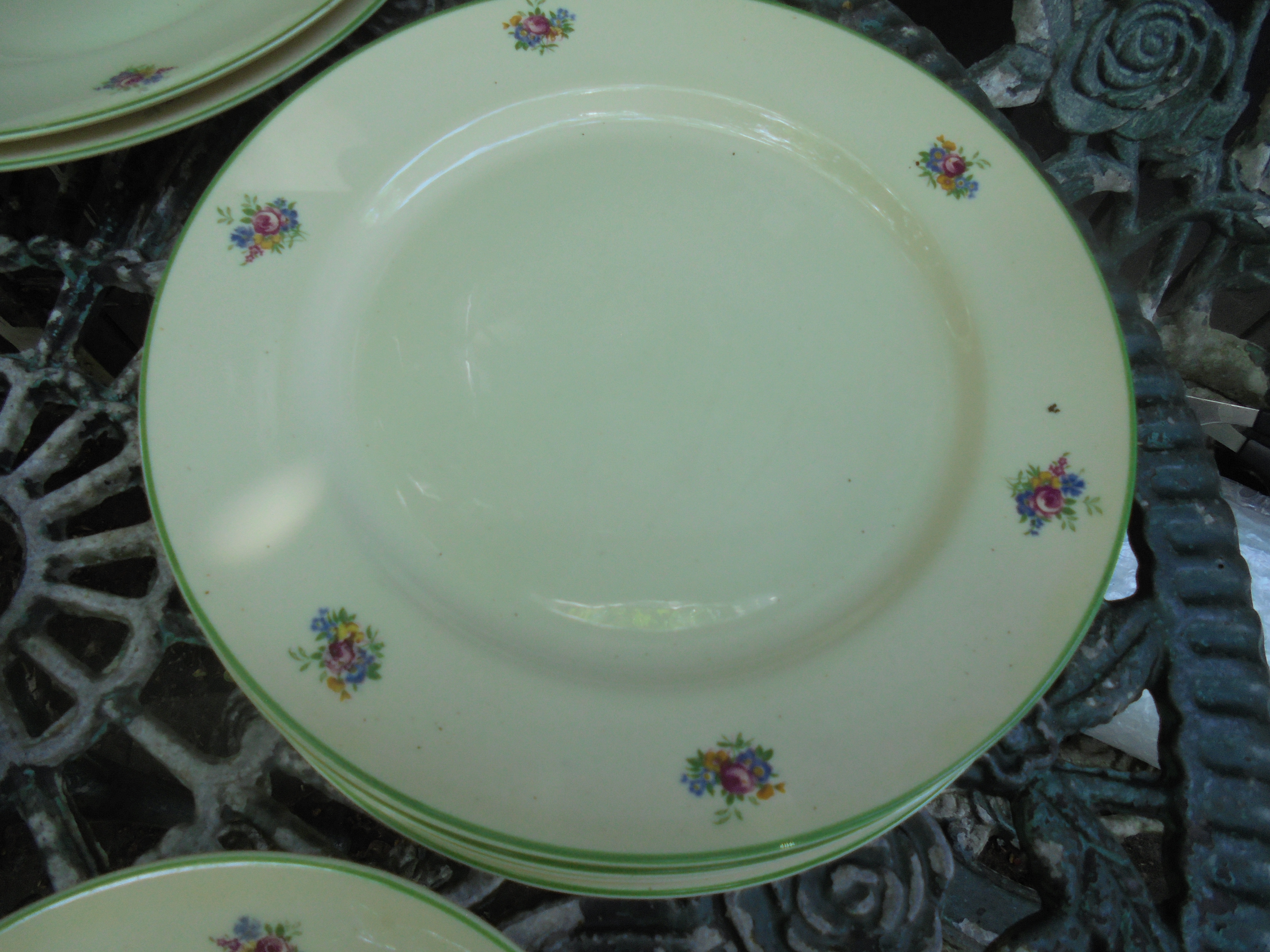 Dinerbord Plazuid met bloemboeketjes/ roze roosje en groene rand