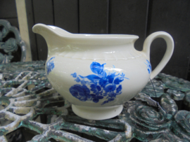 Melkkannetje MOSA met blauw bloemboeket en ribbel rand