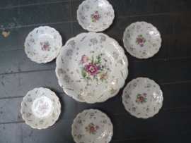 Petit foursetje met bloemen en goud decoraties