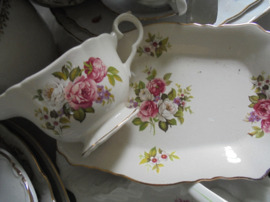 Engelse 2 vaks schaal Old Foley : Harmony Rose met roze roosjes / witte bloem