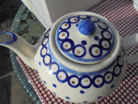 Theepot blauw / roomwit aardewerk Bunzlau??