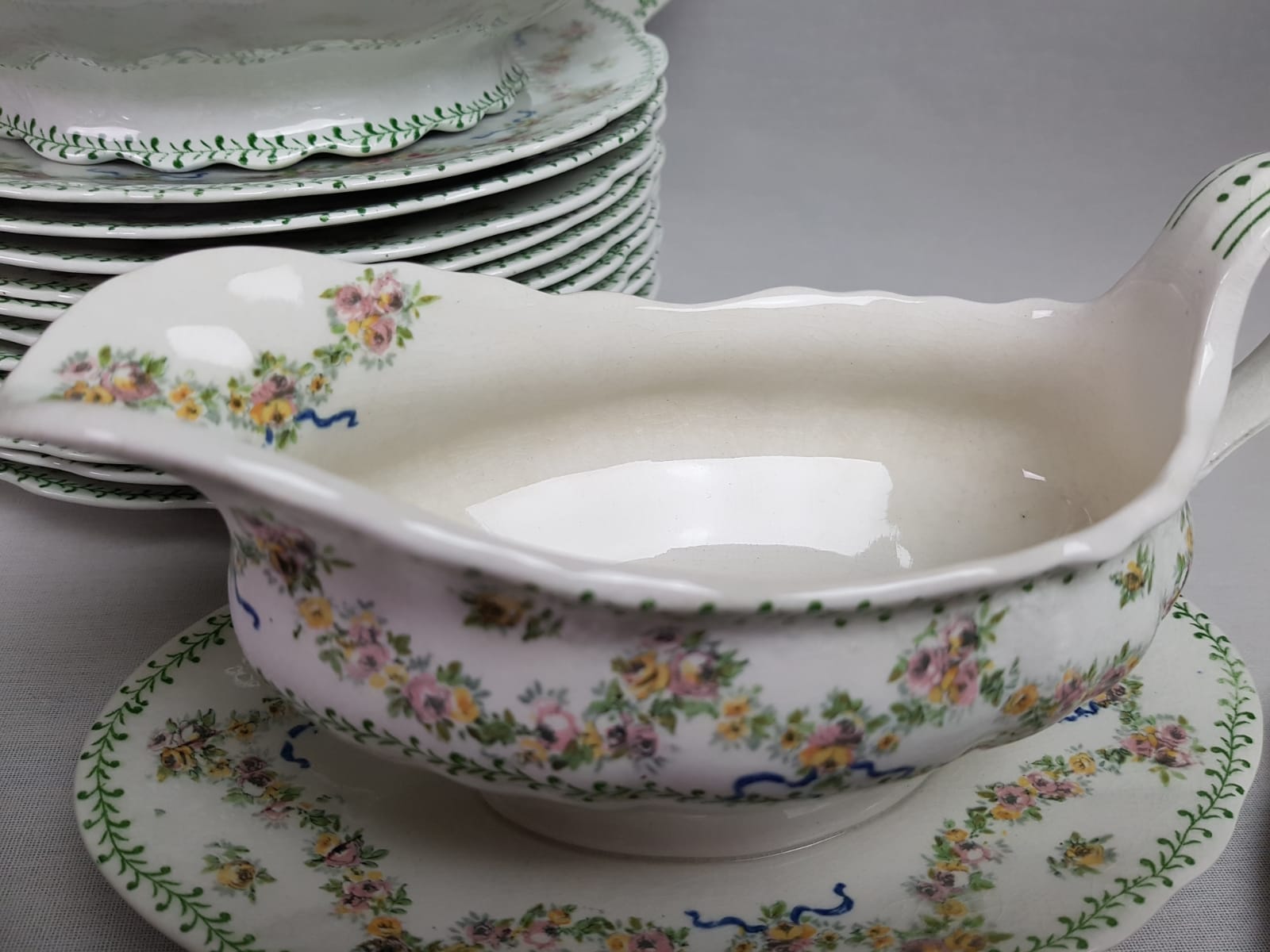 Groot Engels Dinerservies met roze en gele roosjes guirlande