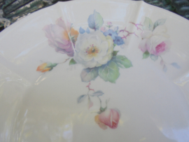 Art Deco gebakschaal met pastel bloemboeket met oa rozen