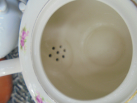 Theepot P. Regout met dubbele roze roosjes
