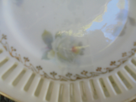 Gebaksbordje met pastel roze en witte rozen en ajour / opengewerkte rand