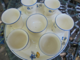 SCM Eierdop plateau met 6 eierdopjes en zoutschaaltje met blauwe en gele bloemetjes