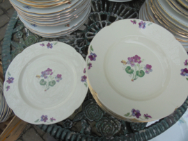 Dinerbord Handelsmerk/ Theepot gemerkt met paarse viooltjes