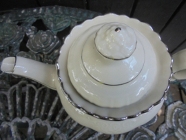 Klein formaat Theepot GEHA Rococo roomwit met zilveren bies en rand