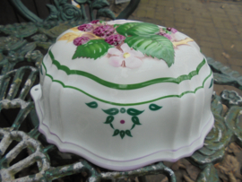 Puddingvorm met Bramen in frisse kleuren en een groene rand