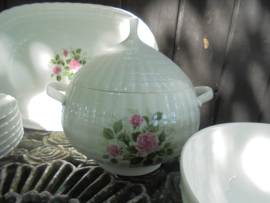12 persoons Dinerservies Hutschenreuther met roze roosjes