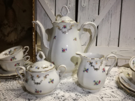 Koffieservies Bavaria Bareuther met bloemboeketjes en goudlusters
